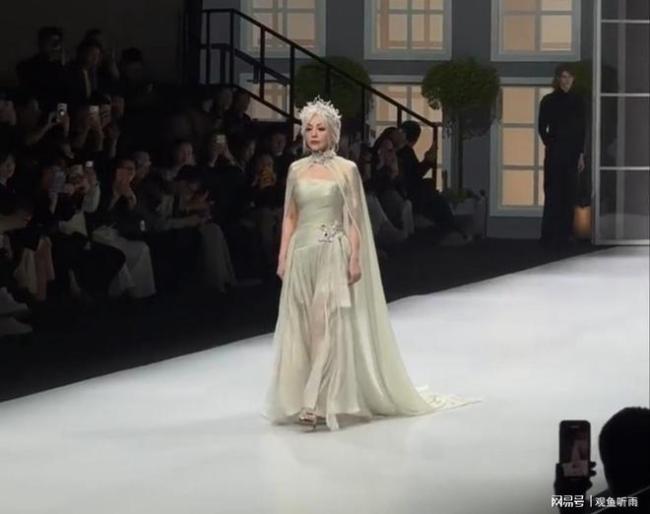 王琳亮相上海时装周一头银发走秀 冻龄女王惊艳全场