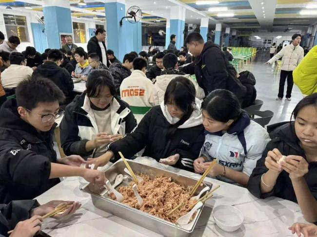 江苏一学校操场变烤场 月考变“月烤”引发热议