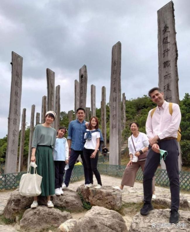 梁咏琪和双胞胎弟弟一皆过50岁生辰 孪生情深共庆生