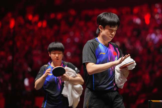 王楚钦梁靖昆打闹