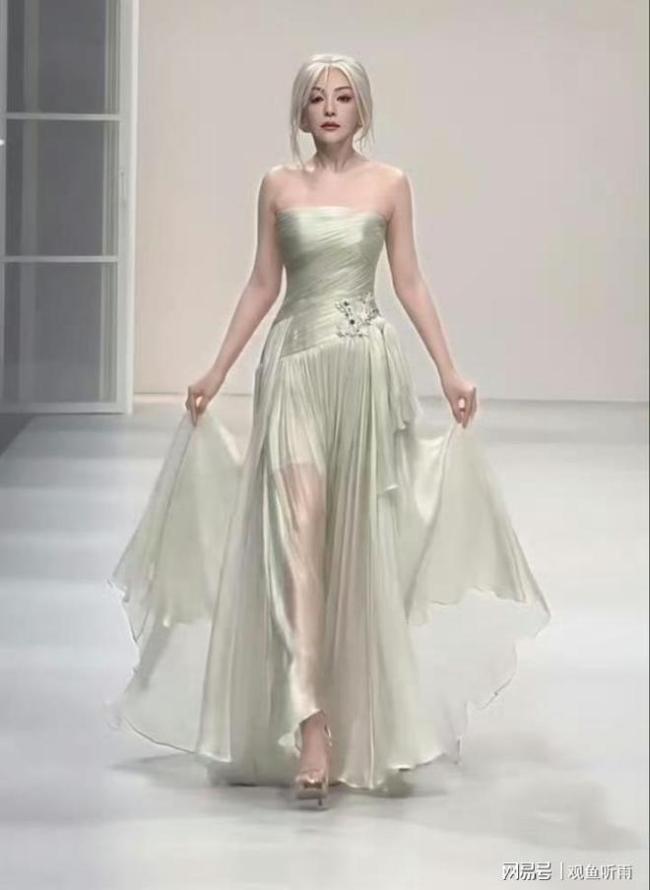 王琳亮相上海时装周一头银发走秀