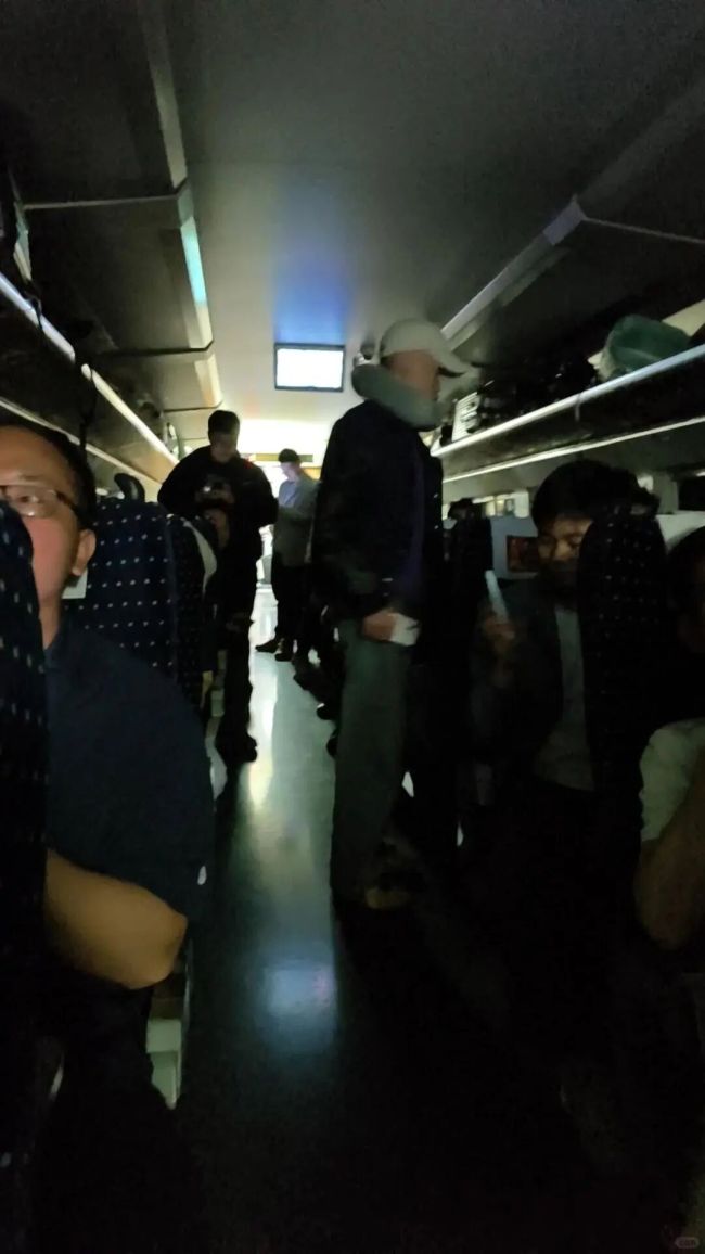 列车被困隧道3小时 乘客：不让砸窗 恶劣天气致列车滞留