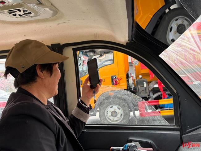 用吸粪车迎亲小伙称能月入五六万 95后“掏二代”创意婚礼引发热议