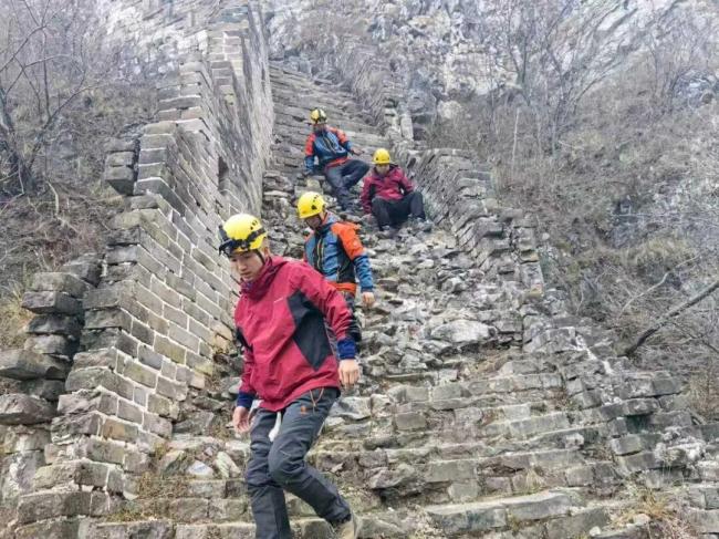女子爬野山失足 消防紧急救援 无经验登山者遇险