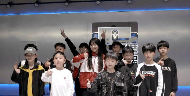 咸马现场啦啦队和市民为选手加油 城市嘉年华助力马拉松