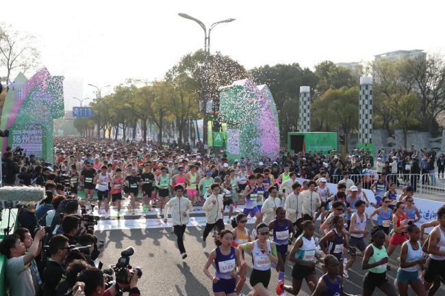 扬州半程马拉松鸣枪开跑