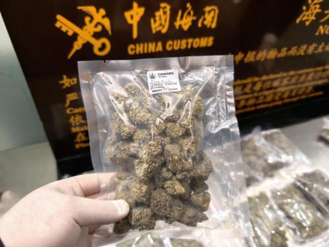 带18袋毒品入境包装上印大麻标识 昆明机场查获907.4克大麻