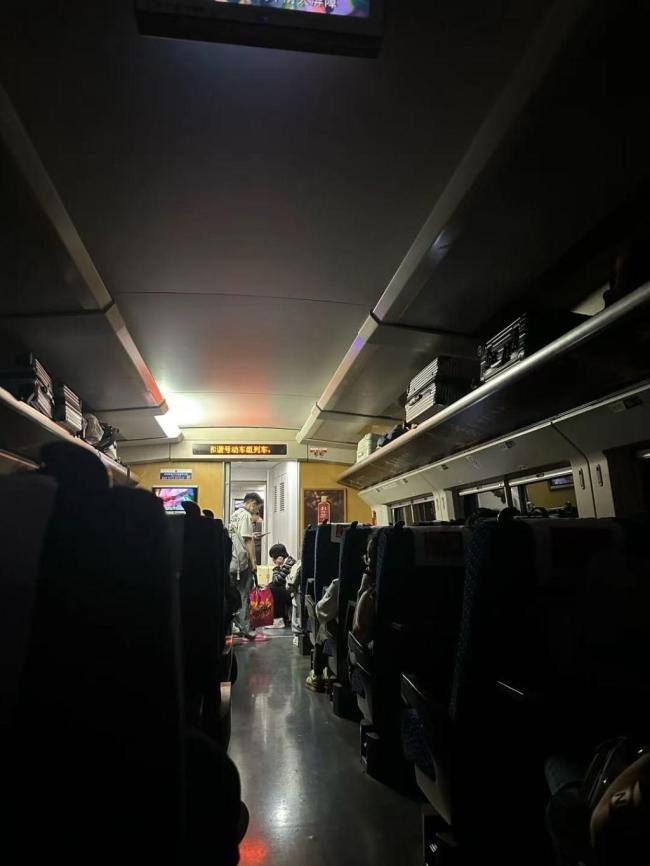乘客讲述隧道内停车断电4小时经历