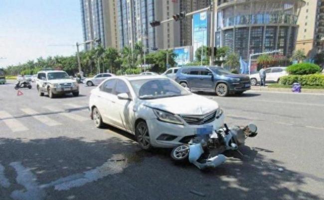 丈夫骑车跟妻子吵架撞上货车 分心驾驶酿事故