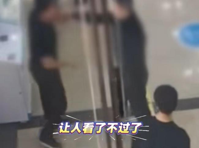 产检遇男医生，丈夫医院当场崩溃撞墙 情绪失控引热议