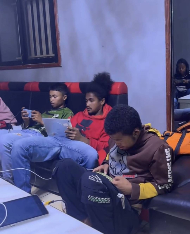 小伙在非洲带当地人打游戏赚钱 独特商业模式引发热议