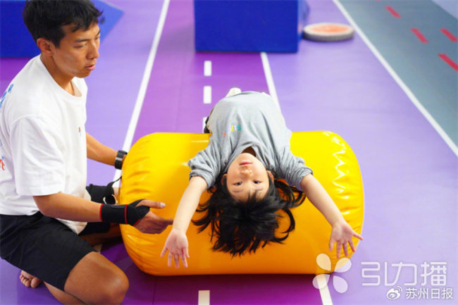 云南彝族小伙在苏州做了14年幼师