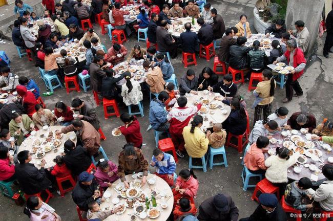 村民办白事酒席老外当成饭店