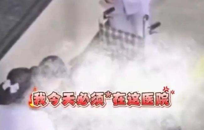 产检遇男医生，丈夫医院当场崩溃撞墙 情绪失控引热议