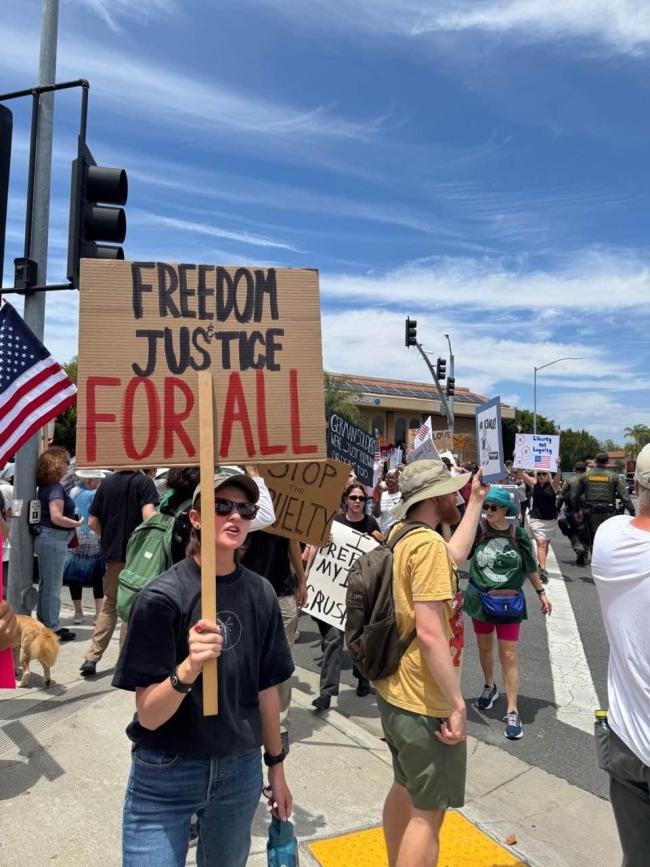 美国多地爆发“不要国王”抗议活动