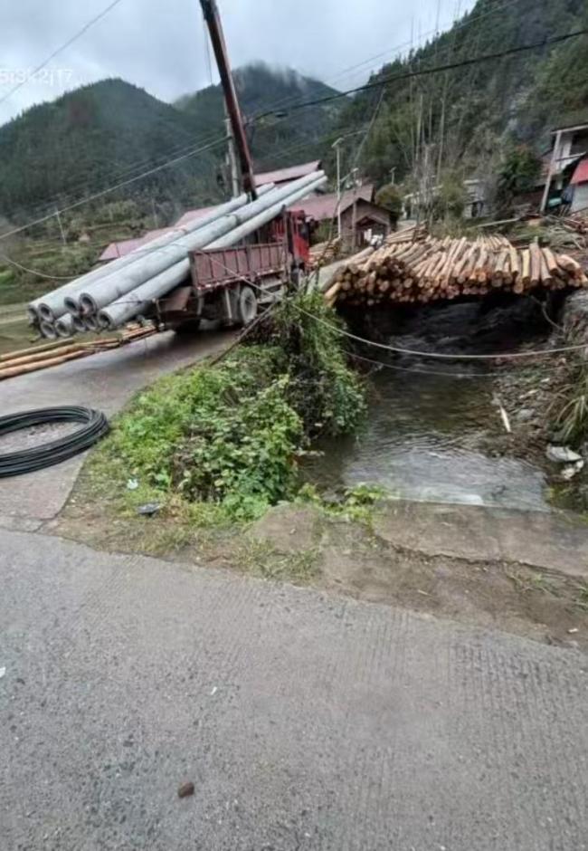 司机被高压电击中身亡 妻子幸运逃生 随车吊挂断高压线引发悲剧