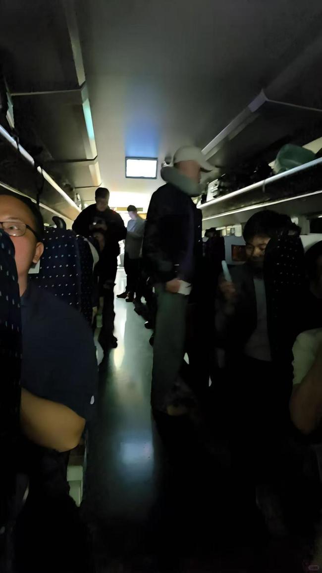 D3665列车乘客称多人疑似晕厥 极端天气引发接触网故障