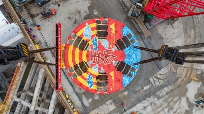 “皖江第一长隧”首台盾构机刀盘下井 开启穿江新阶段