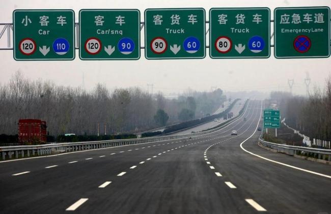 明日起后排乘客未系安全带将被处罚 AI无死角抓拍