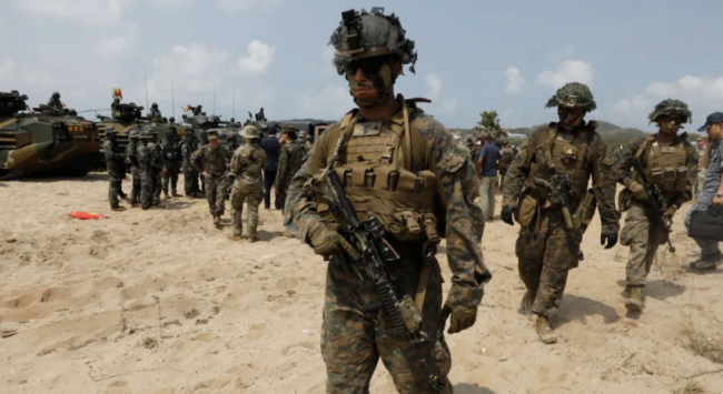 美媒:因机场托运行李中藏有爆炸性弹药,一美海军陆战队员被警方拘留