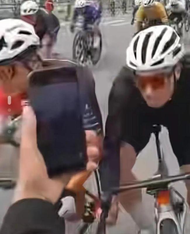 观众手机越线拍照多名运动员被撞