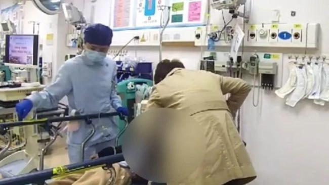 民警为昏厥男孩开生命通道 紧急救援暖人心