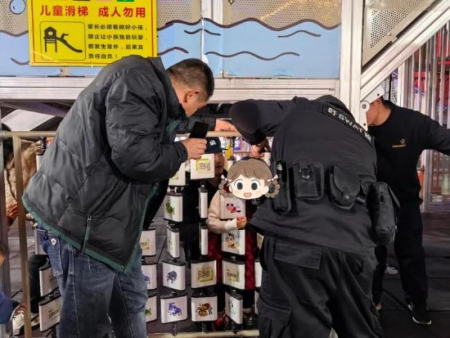 女童头部被卡辅警暖心施救