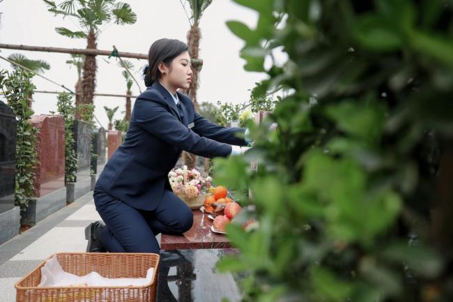 00后女孩英国留学回来当职业扫墓人 用心传递思念