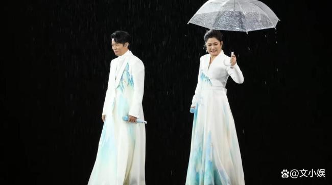 曾毅扔伞报复玲花 雨中默契接力