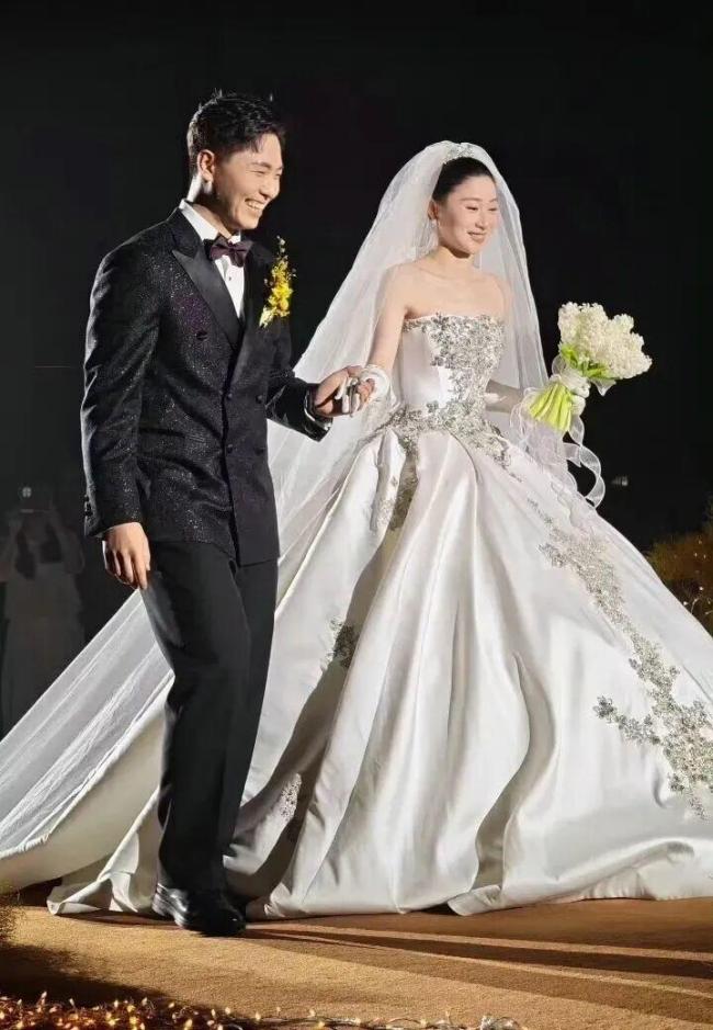 结束10年爱情长跑，国羽世界冠军大婚，妻子是大学老师 球色生香