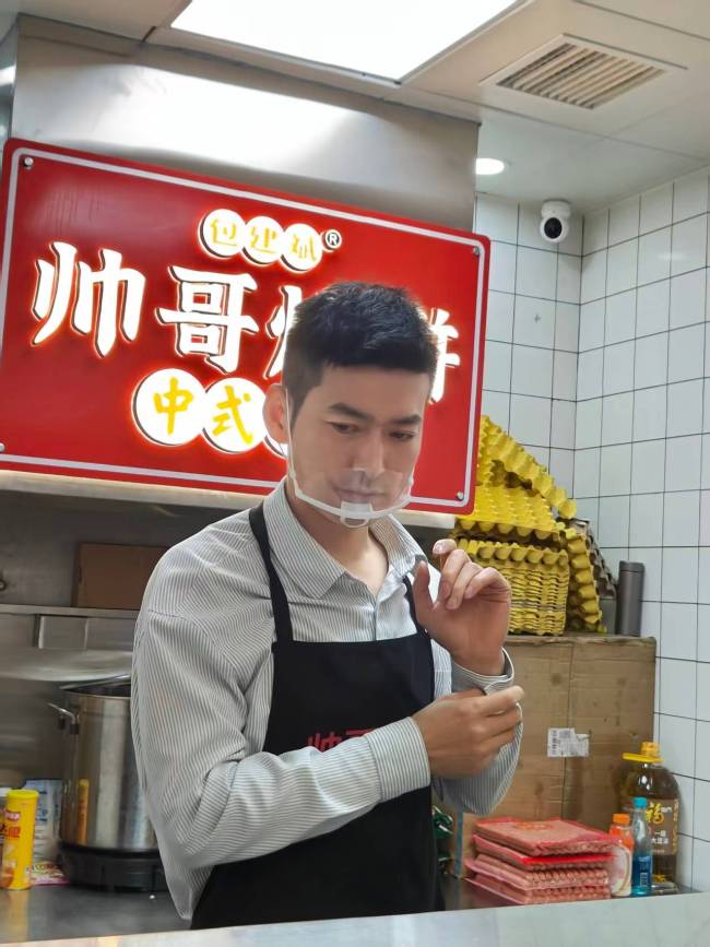 “烧饼帅哥”20年后翻红 神似严屹宽 青春回忆引共鸣