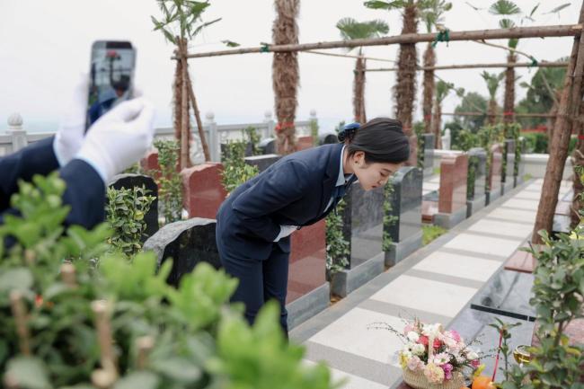 00后女孩英国留学回来当职业扫墓人 用心传递思念