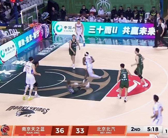 北京2分险胜南京3连胜！赵睿24 4 6率队逆转 周琦10分9板麦基11 9 赵睿三分6中5成关键