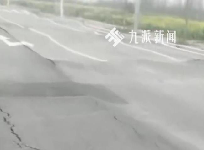 相关单位回应新建道路坑洼变形