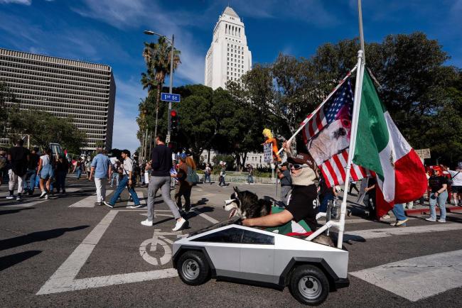 约千人“包围”洛杉矶政府机构大楼，两人被捕