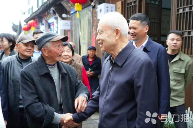 钱七虎再捐100万助力家乡