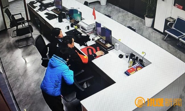 12万现金被误扔 民警找回