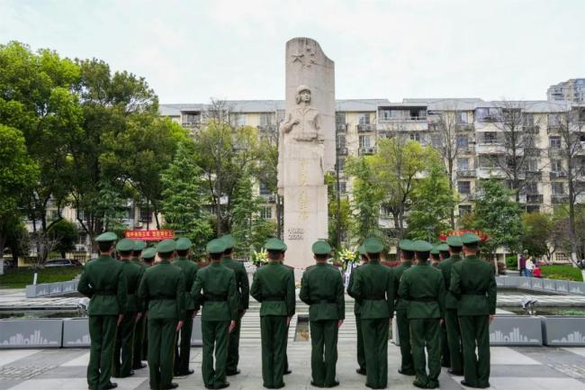 家乡人从未忘记“海空卫士”王伟 鲜花与敬意缅怀英雄