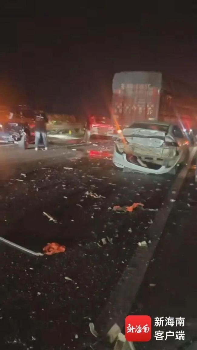 一高速货车追尾10辆小车