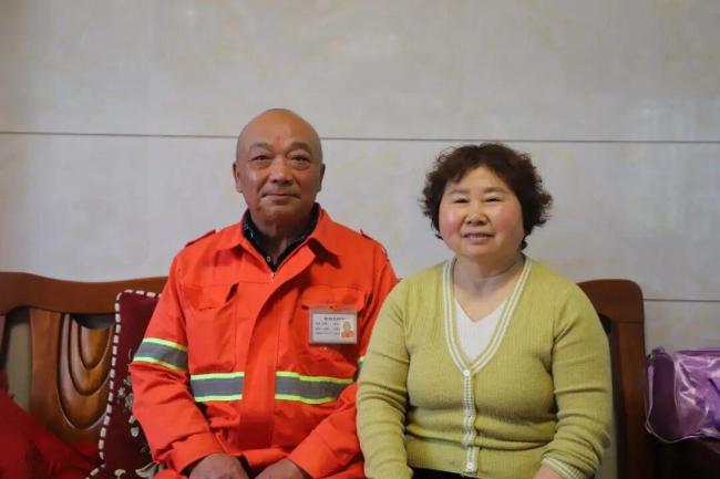 环卫工两次跃入冰冷河水救人又捞物 平凡英雄显身手