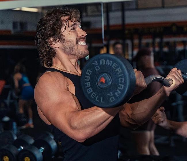 施瓦辛格男儿曾因痴肥被霸凌 父子共战健身挑战