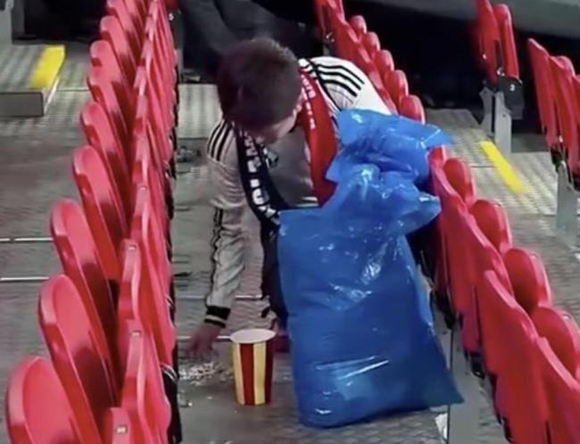 日本球迷徒手清理垃圾 网友批其作秀 素质之争引爆网络