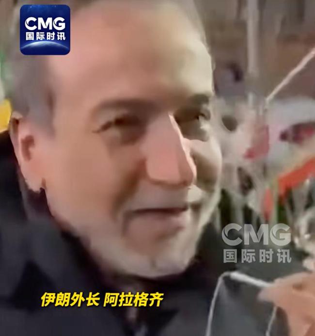 伊朗总统和外长参加德黑兰民众集会 共庆伊斯兰共和国日