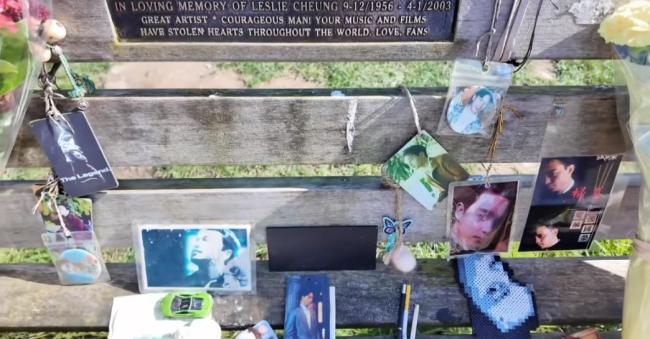 王祖贤缅念念张国荣灭一火23周年，现身长椅献花，归来《倩女阴魂》令东说念主泪目 情深意切吊唁雅故