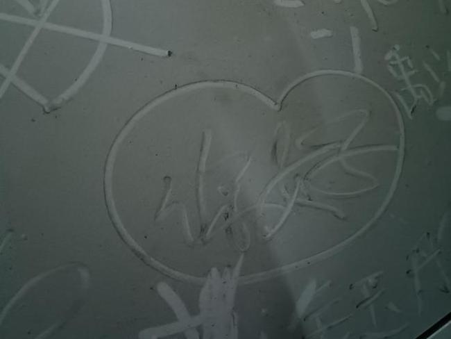 长沙坡子街一车库2台僵尸车火了 车身留言成网红