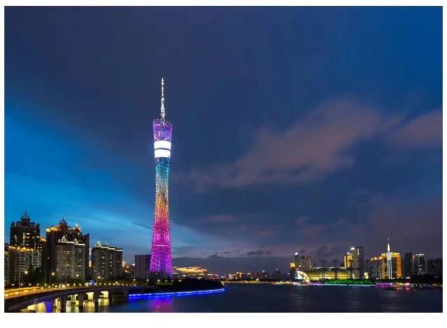 广州塔“接住”闪电画面似科幻大片