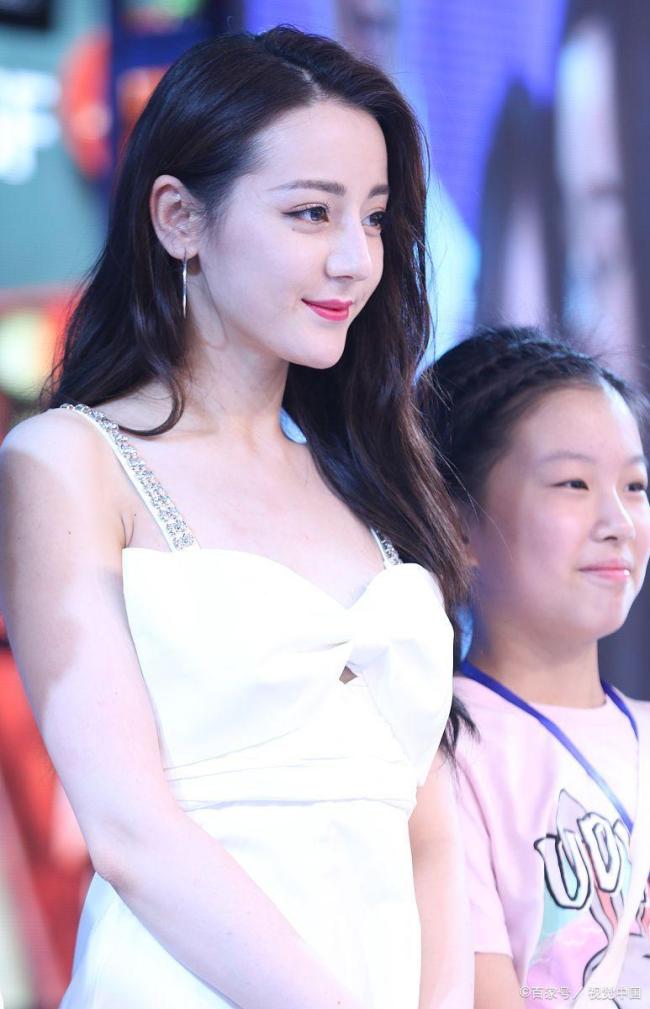 迪丽热巴陈飞宇白天提灯拍立得