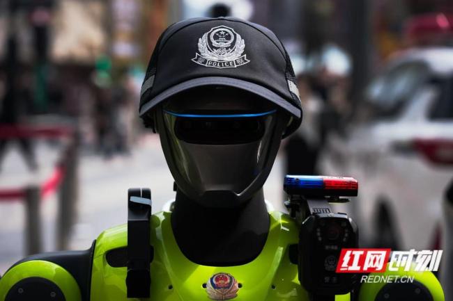 湖南长沙街头“机器人交警”上岗
