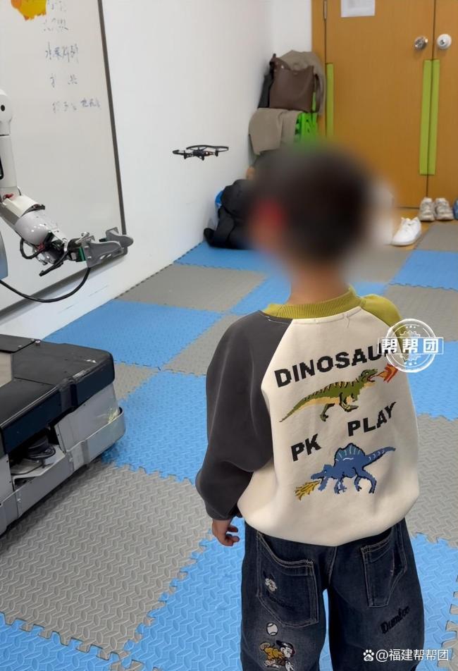 福建研发人形机器人帮助孤独症孩子 科技照进孤独世界