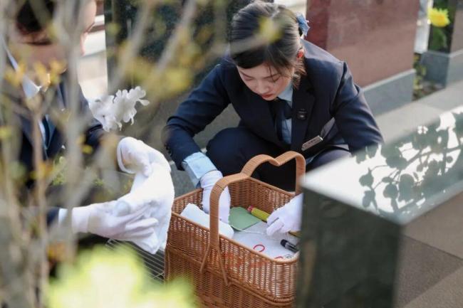 女孩留学后当职业扫墓人：每天鞠躬上百次，用心传递思念